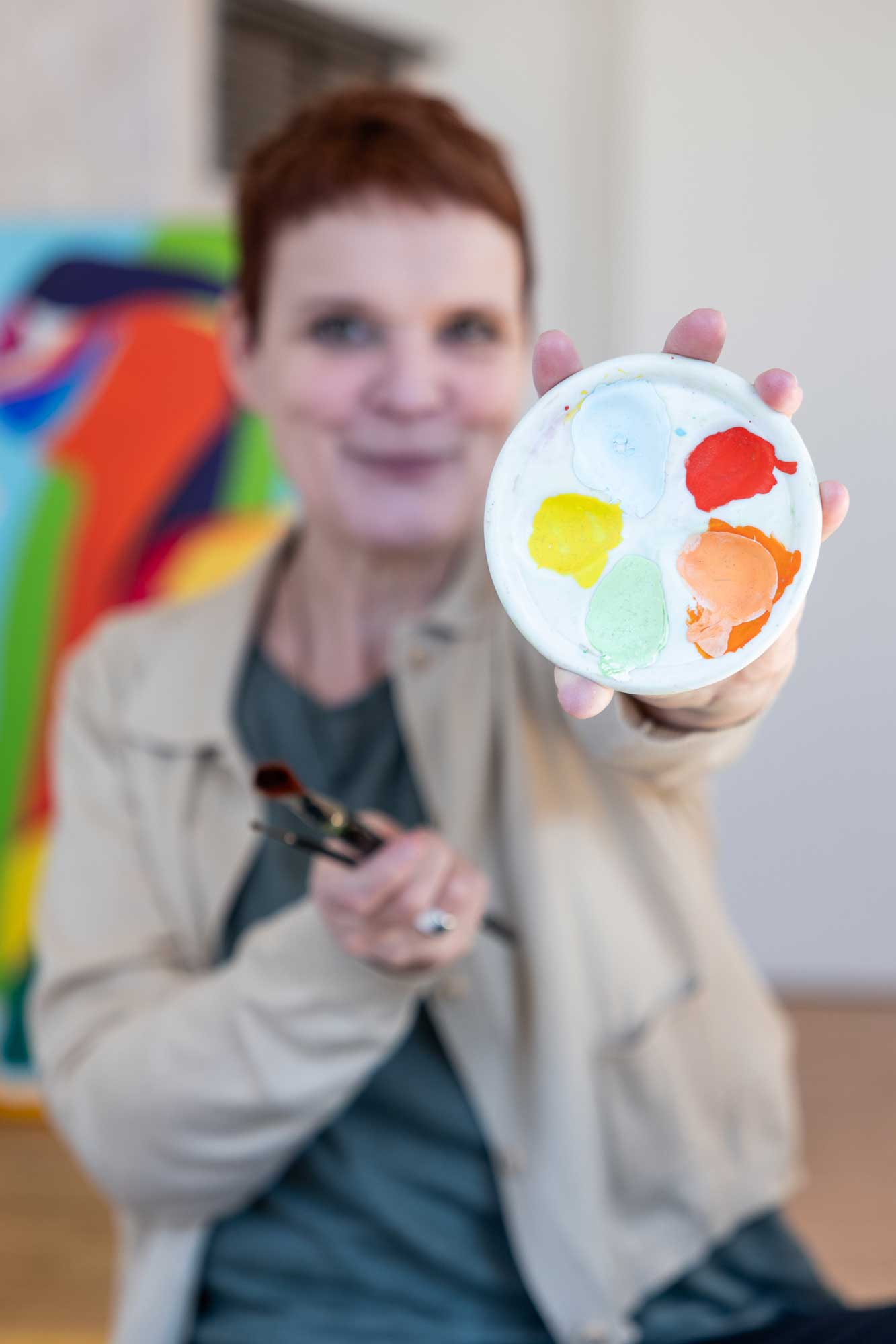 Hildegard Freibichler mit Farbpalette